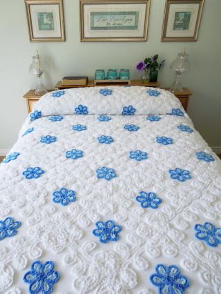 Cabin Crafts Vintage Chenille Bedspread Blue Daisies On Snow - White