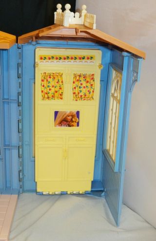 Vintage 1998 Mattel Barbie Cottage Dream House - Folding / Twisting House 6