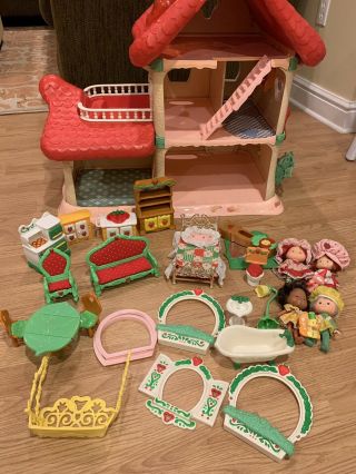 Vintage Berry Happy Home Strawberry Shortcake Doll House With Accessories Dolls