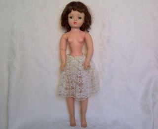 Vintage Madame Alexander Cissy Doll with Extra Clothes 7