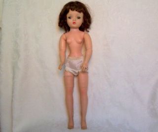 Vintage Madame Alexander Cissy Doll with Extra Clothes 8