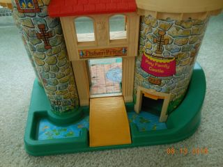 Vintage Fisher Price 993 Little People Castle w/ Little People & Accessories 4