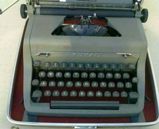 Vintage Royal Quiet DeLuxe Portable Typewriter with case 2