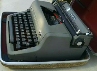Vintage Royal Quiet DeLuxe Portable Typewriter with case 6