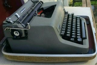 Vintage Royal Quiet DeLuxe Portable Typewriter with case 7