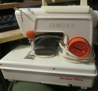 Vintage Singer Junior Miss Child ' s Sewing Machine Toy in carrying case box 5