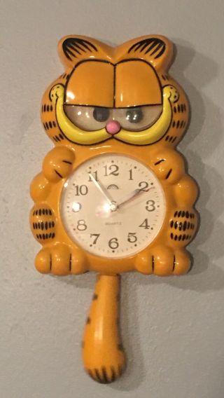 Vintage Swinging Tail / Eye Movement Garfield Clock - Quartz Etld