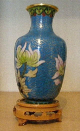 VINTAGE CHINESE CLOISONNE VASE WITH STAND BLUE BACKGROUND) 3