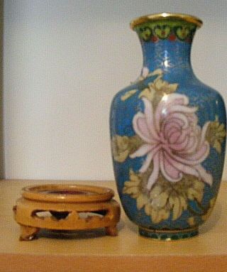 VINTAGE CHINESE CLOISONNE VASE WITH STAND BLUE BACKGROUND) 4