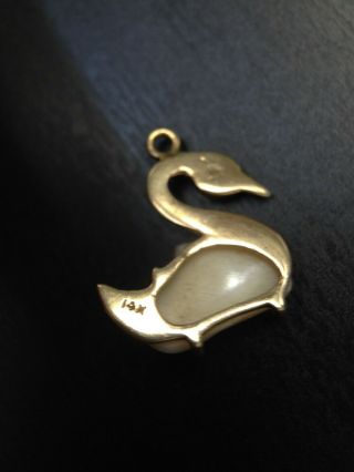 Vintage 14K Yellow Gold Mother of Pearl Swan Bird Charm Pendant with Ruby 4