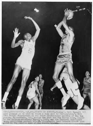 Rare 1959 Wire Photo Wilt Chamberlain " Pre - Rookie " Exhibition Game Vs.  Celtics