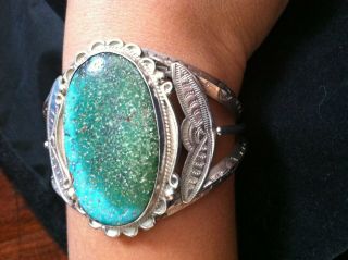 VINTAGE STERLING w/ LARGE TURQUOISE STONE NAVAJO EDGING CUFF 3