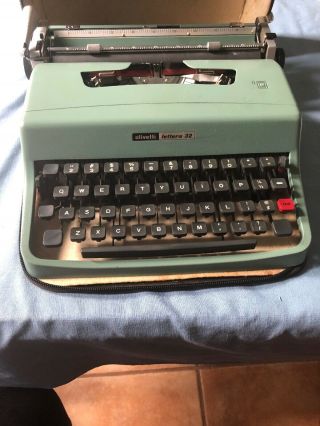 Vintage Olivetti Typewriter Letters 32 With Case,  Great