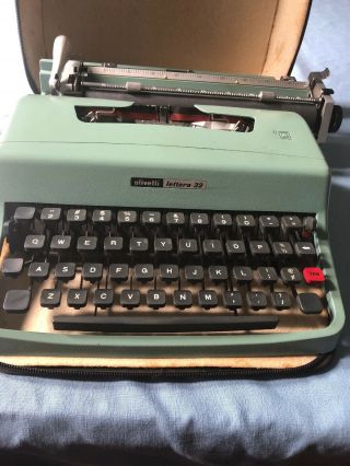 Vintage Olivetti Typewriter Letters 32 with Case,  Great 2
