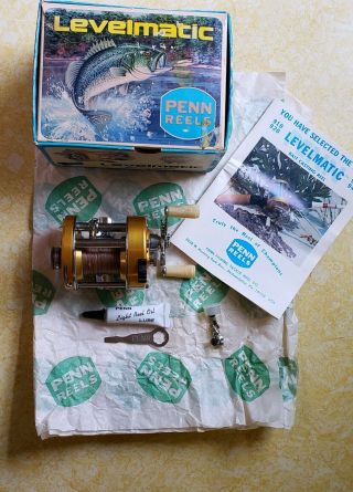 Vintage Penn Levelmatic 910 Bait Casting Reel With Accessories
