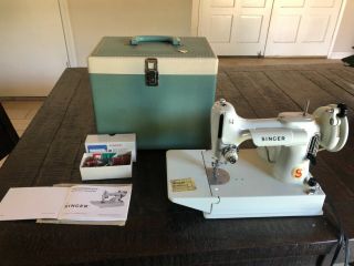 Vintage Singer White Featherweight 221K Sewing Machine w/ Carry Case Accessories 2