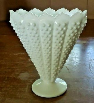 Vtg Fenton White Milk Glass Hobnail Fan Vase 3852 Pre - Logo Scallop Rim 8 1/4 " T