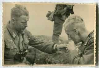 German World Warii Archived Photo Wehrmact Soldiers On Battlefield Sharing Cig