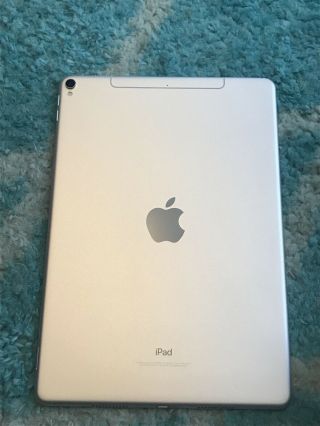 Apple iPad Pro 10.  5in 64GB Wifi & SILVER RARE IOS 10.  3.  3 6
