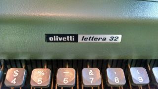 VINTAGE OLIVETTI LETTERA 32 PORTABLE TYPEWRITER 2