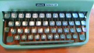 VINTAGE OLIVETTI LETTERA 32 PORTABLE TYPEWRITER 3