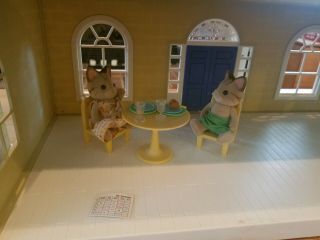 Calico Critters Manor with furniture and critter family 4
