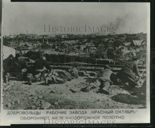 1968 Press Photo Red October Steel Plant Workers Defend A Position Is Stalingrad