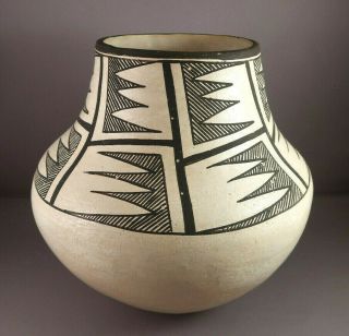 Marie Z.  Chino (1907 - 1982) Vintage Acoma Pottery Olla Ca.  1960