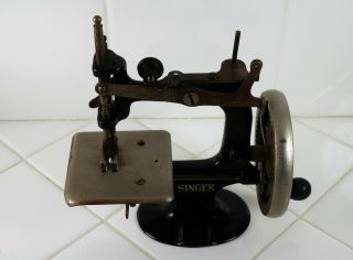 Antique / Vintage Singer Miniature or Child ' s Sewing Machine (Cast Iron?) 3