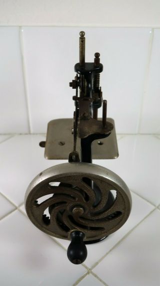 Antique / Vintage Singer Miniature or Child ' s Sewing Machine (Cast Iron?) 4