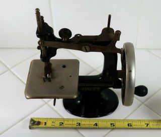 Antique / Vintage Singer Miniature or Child ' s Sewing Machine (Cast Iron?) 6