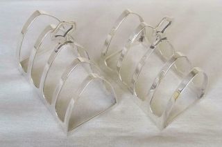 A SOLID STERLING SILVER FIVE BAR TOAST RACKS SHEFFIELD 1938. 2