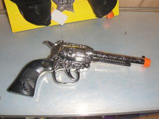 1 TOY Cowboy Gun Pistol Plastic WILD WEST Play set BADGE BELT AND HOLSTER 2