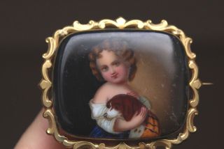FINE ANTIQUE LARGE VICTORIAN BROOCH SPANIEL DOG & YOUNG GIRL 5.  5 X 4.  6 CM 7.  2 G 7