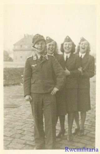 Port.  Photo: Rare Female Luftwaffe Helferin Girls & Soldier Friend Laughing (1)