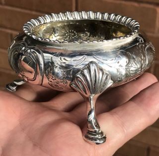 A FINE QUALITY ANTIQUE SOLID SILVER TABLE SALTS. 2