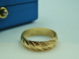 A Vintage Fully Hallmarked 9ct Gold Fancy Engraved Ring / Band