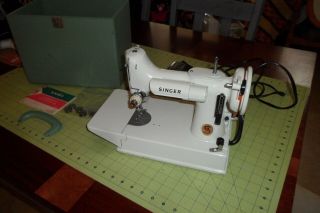 Vintage White Singer 221K Featherweight Sewing Machine W/ Hard Case & Foot Pedal 2