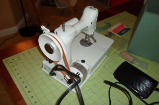 Vintage White Singer 221K Featherweight Sewing Machine W/ Hard Case & Foot Pedal 4