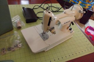 Vintage White Singer 221K Featherweight Sewing Machine W/ Hard Case & Foot Pedal 8