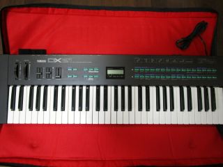 Yamaha Dx21 Vintage Fm Synthesizer W/ Gig Bag
