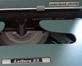 Vintage Underwood Olivetti Lettera 22 Portable Typewriter / Case 3