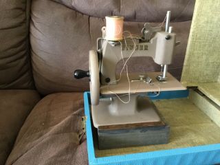 VTG 1950s Singer Sewhandy Model 20 Sewing Machine Mini Child ' s W/Carrying Case 3