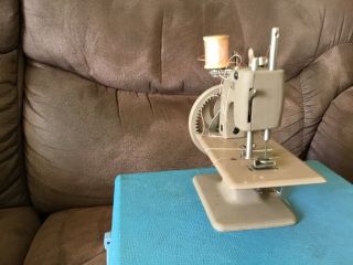 VTG 1950s Singer Sewhandy Model 20 Sewing Machine Mini Child ' s W/Carrying Case 5