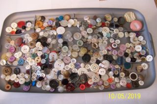 5 Lbs Of Vintage Buttons For One Price (see Pictures)