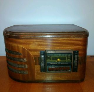 Vintage (1940 ' s) General Electric Tube Radio/Phono,  Model H - 639 AC. 2