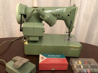 Vintage Singer 185J Sewing Machine Green - Made in Canada 4