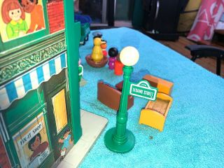 Vintage Fisher Price Little People Sesame Street Apartments 938 W Accessories 8