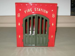 Lionel " Fire Station " /w/ Fire Engine - - Rare