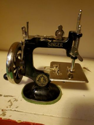 Vintage Singer 20 Sewhandy Toy Child Small Sewing Machine 1940 